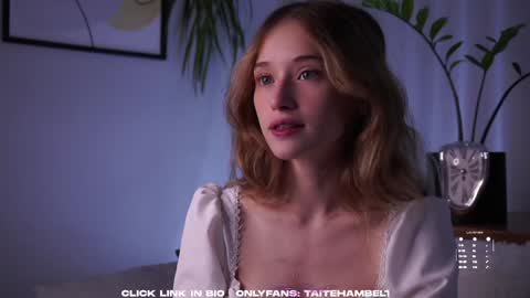 Snapshot of taitehambelton chatting on 09-12-25, 02:00 Mia online show from 09-12-25, 02:00