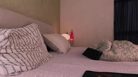 Snapshot of talkinghead7 chatting on 10-22-25, 05:30 Colin online show from 10-22-25, 05:30