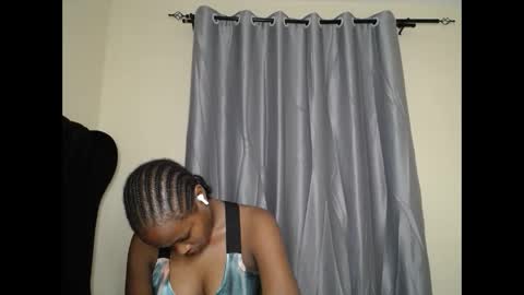 Snapshot of tasha_kimmy chatting on 12-17-25, 05:52 Ireen online show from 12-17-25, 05:52