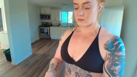 Snapshot of taylortait chatting on 09-28-25, 09:09 Taylor Tait online show from 09-28-25, 09:09