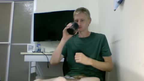 Snapshot of tcute0 chatting on 10-10-25, 09:47 tcute0 online show from 10-10-25, 09:47