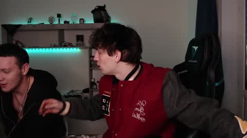 Snapshot of teddy_mode chatting on 12-16-24, 06:53 Teddy online show from 12-16-24, 06:53