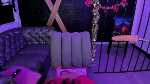 Tayloor online show from 12-16-25, 03:22