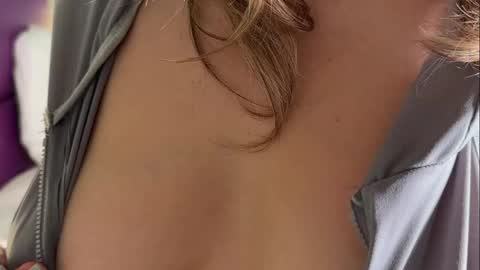 Snapshot of telladreamer_ chatting on 05-11-26, 02:45 Tella online show from 05-11-26, 02:45