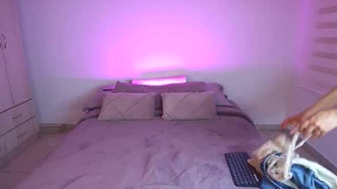 tender_dust online show from 02-25-26, 01:37