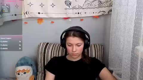 Anny Simpson online show from 11-22-25, 06:34