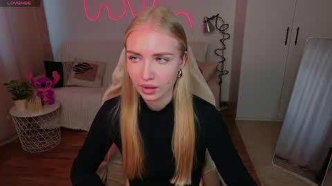 Snapshot of tessahamilton chatting on 05-12-26, 12:35 TessaHamilton online show from 05-12-26, 12:35