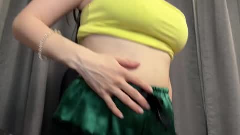 Snapshot of the_moon_fairy chatting on 04-16-26, 05:36 Mia online show from 04-16-26, 05:36