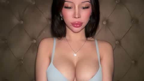 Elle  dont forget to folloW me and thumbs up online show from 05-24-26, 12:10