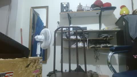 Snapshot of thehousedog chatting on 04-29-26, 05:41 thehousedog online show from 04-29-26, 05:41