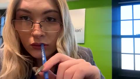 Snapshot of thelittlebambii chatting on 02-18-25, 04:16 Little Bambii online show from 02-18-25, 04:16