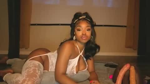 Snapshot of thelovelybrown chatting on 11-24-25, 06:18 thelovelybrown online show from 11-24-25, 06:18