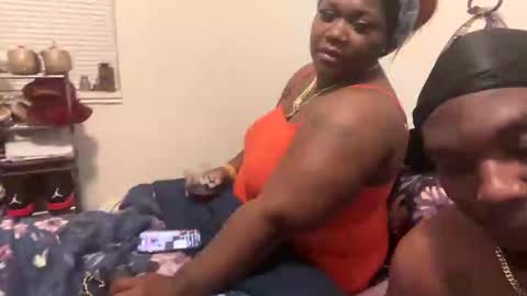 Snapshot of them1616 chatting on 10-05-25, 02:21 them1616 online show from 10-05-25, 02:21