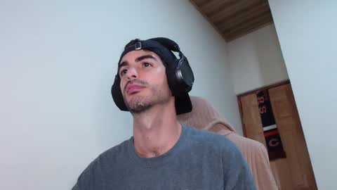 Santiago Enrique online show from 03-12-26, 06:52