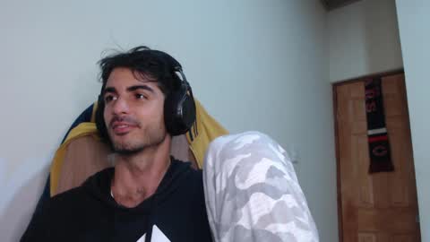 Snapshot of therazhanen chatting on 04-23-26, 03:52 Santiago Enrique online show from 04-23-26, 03:52