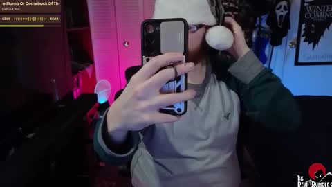 Snapshot of therealbumbles chatting on 12-18-25, 04:46 Bumbles or B online show from 12-18-25, 04:46