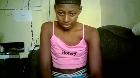 Snapshot of therry_heart chatting on 05-20-26, 04:51 hearty online show from 05-20-26, 04:51