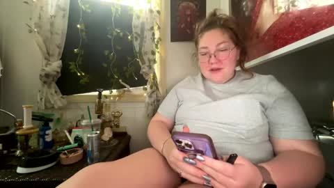 Snapshot of thesashadomme chatting on 12-19-24, 06:34 The Sasha Domme online show from 12-19-24, 06:34