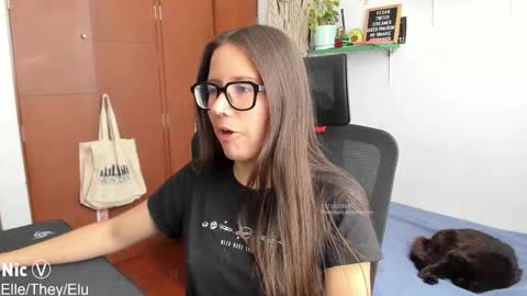 Snapshot of thetropicalseduction chatting on 10-17-25, 03:47 Nicole online show from 10-17-25, 03:47