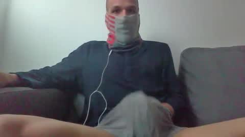 Scarf guy online show from 03-25-26, 07:14