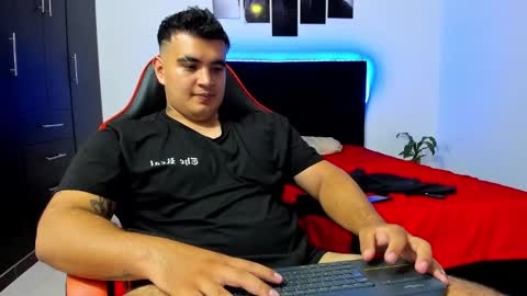 Snapshot of thiago_cp01 chatting on 02-10-25, 09:04 Thiago online show from 02-10-25, 09:04