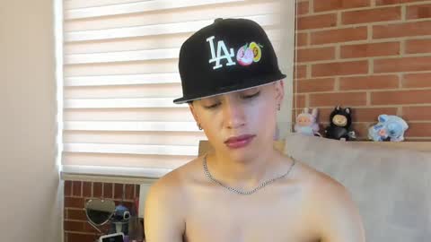 Snapshot of thiago_dv chatting on 05-28-26, 09:23 Thiago online show from 05-28-26, 09:23