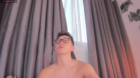 Snapshot of thiago_jones chatting on 11-11-25, 09:48 SanThiago online show from 11-11-25, 09:48