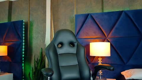 Snapshot of thiagoferrer_ chatting on 05-19-26, 04:30 T H I A G O online show from 05-19-26, 04:30