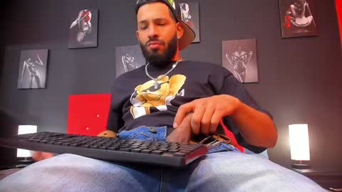 Thia Gomez online show from 01-18-25, 12:26