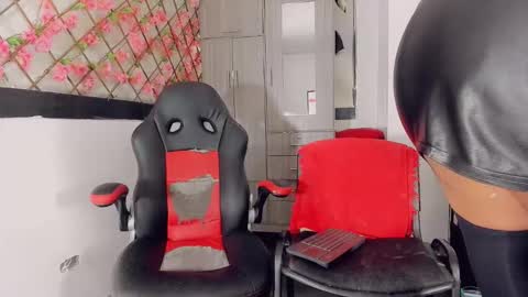 Snapshot of thiara_veky chatting on 05-21-26, 07:43 Thiara online show from 05-21-26, 07:43