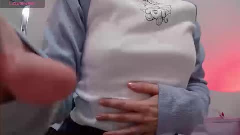 Snapshot of thin33 chatting on 09-16-25, 10:11 sara online show from 09-16-25, 10:11