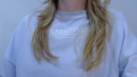 Snapshot of thin33 chatting on 11-08-25, 02:34 sara online show from 11-08-25, 02:34