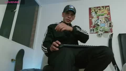 Snapshot of thomasjons chatting on 06-13-26, 06:11 thomasjons online show from 06-13-26, 06:11