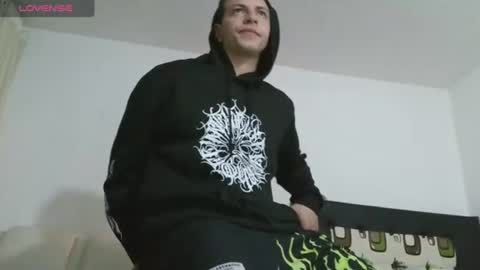 Snapshot of thomasjons chatting on 06-15-26, 04:04 thomasjons online show from 06-15-26, 04:04