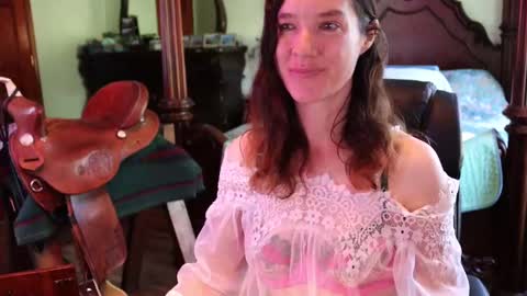 Snapshot of thornbury_rose chatting on 09-26-25, 01:48 ThornburyRose online show from 09-26-25, 01:48