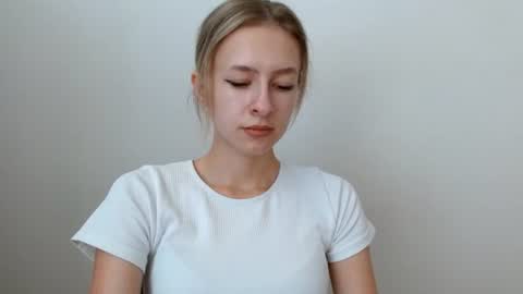 Snapshot of tiarasmile chatting on 07-12-26, 11:56 Tiara online show from 07-12-26, 11:56