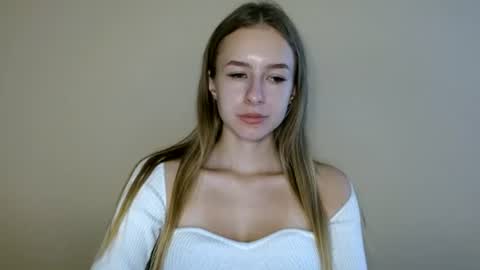 Snapshot of tiarasmile chatting on 07-24-26, 12:14 Tiara online show from 07-24-26, 12:14