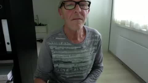 Snapshot of tiburzio chatting on 09-11-25, 12:16 tiburzio online show from 09-11-25, 12:16