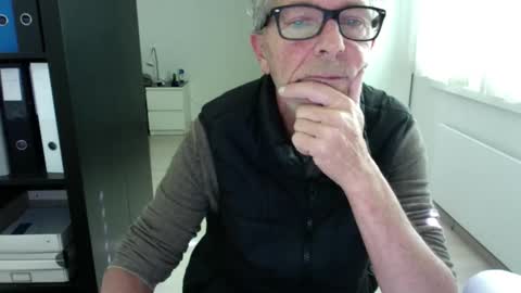 Snapshot of tiburzio chatting on 09-24-25, 09:01 tiburzio online show from 09-24-25, 09:01