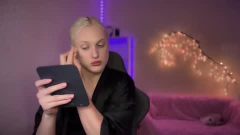 Amira online show from 10-28-25, 10:08