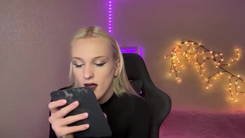 Amira online show from 11-21-25, 09:19