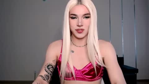 Snapshot of tiffany_smitch chatting on 05-28-26, 06:10 Tif online show from 05-28-26, 06:10