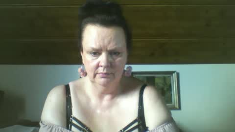 Snapshot of tiffanymature chatting on 09-09-25, 02:27 TiffanyMature online show from 09-09-25, 02:27