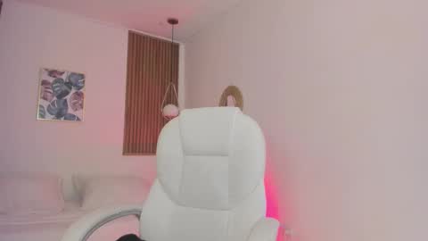 Snapshot of tiffanywright_ chatting on 11-24-25, 11:21 Tiffany online show from 11-24-25, 11:21