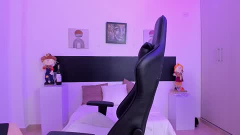 Snapshot of tiiny_peach chatting on 11-26-25, 12:06 Tiny online show from 11-26-25, 12:06