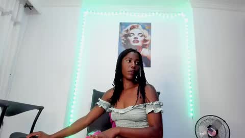 Snapshot of tinas_smith chatting on 05-19-26, 01:17 tinas_smith online show from 05-19-26, 01:17