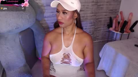 Snapshot of tinna__hottie chatting on 11-26-25, 04:19 Tinna Goddess online show from 11-26-25, 04:19