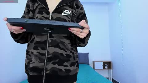 Snapshot of tinny_and_candy chatting on 09-18-25, 10:06 TINNY AND CANDY online show from 09-18-25, 10:06
