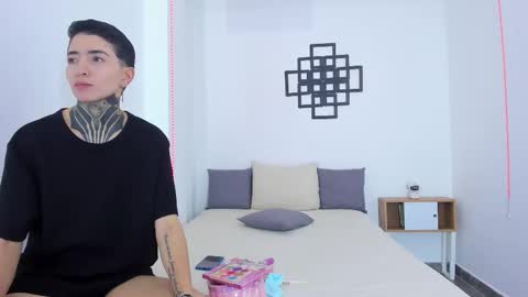 Snapshot of tinny_and_candy chatting on 10-11-25, 12:15 TINNY AND CANDY online show from 10-11-25, 12:15