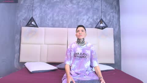 Snapshot of tinny_and_candy chatting on 10-17-25, 12:19 TINNY AND CANDY online show from 10-17-25, 12:19